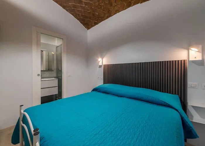 Guesthost - Scala Santa *