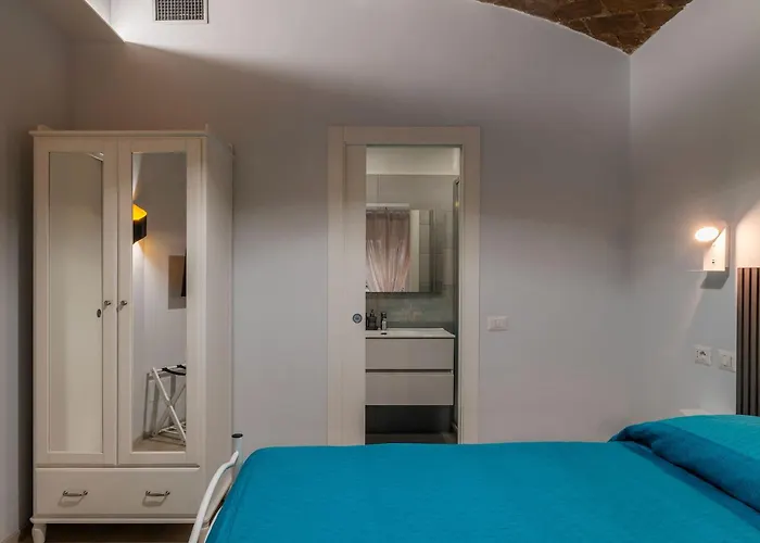 Guesthost - Scala Santa