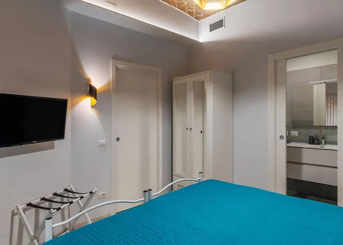 Guesthost - Scala Santa