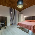 Guesthost - Scala Santa *